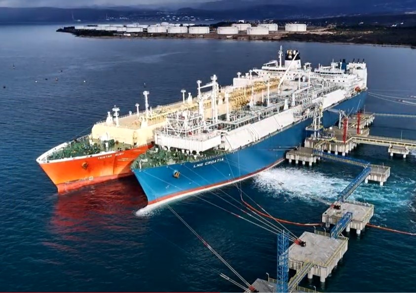 Neočekivani obrat: Putin ostao 'kratkih rukava', a pogledajte što se događa ispred europskih luka. Ne znaju kamo bi s tim