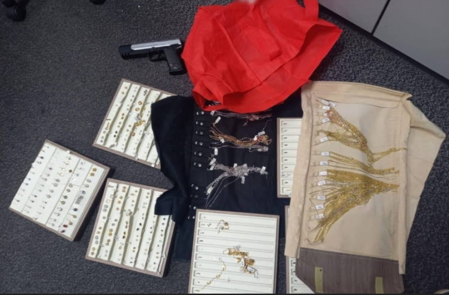 TIJEKOM PROSVJEDA OPLJAČKAO ZLATARNICU: Policija objavila detalje poprilično kratke akcije