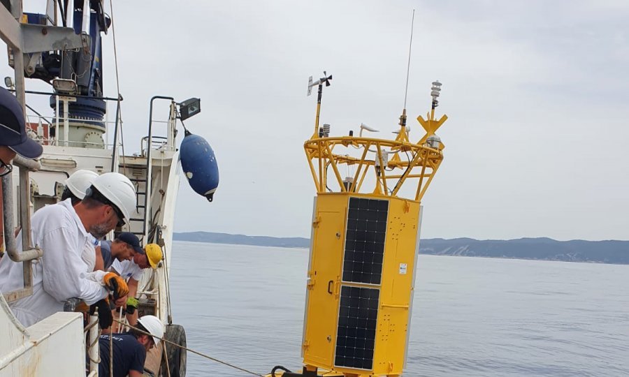 U Jadran spuštaju žute plutače; provjerili smo tko ih postavlja i čemu će služiti