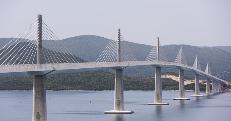 Poznato je službeno ime Pelješkog mosta, prilikom imenovanja poštivala se uobičajena praksa
