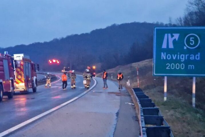 TROJE POGINULIH NA A1  Novi detalji užasa. Terenac nakrcan migrantima udario u “alfu” riječkih oznaka, na mjestu poginuli supružnici