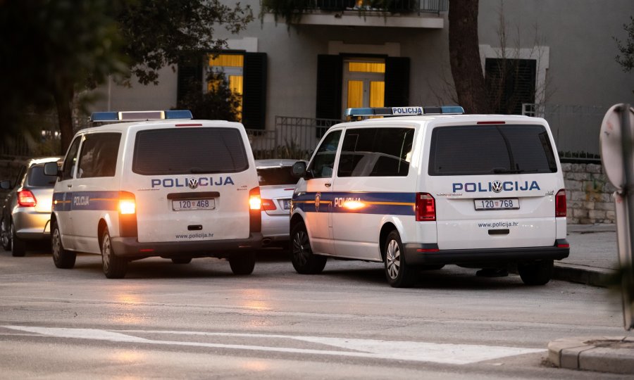 Vozio u rikverc i udario 88-godišnjakinju na pješačkom prijelazu, starica preminula u bolnici