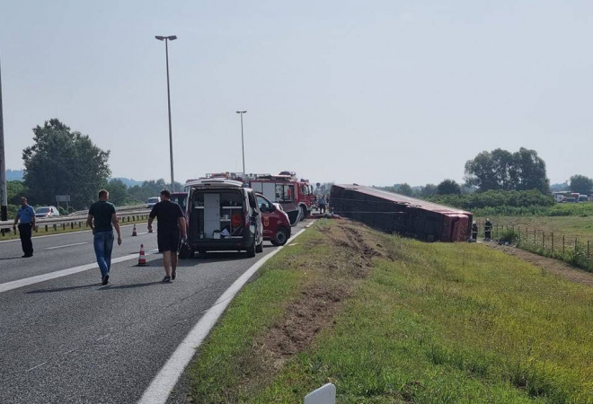 STRAVIČNE SCENE: Autobus izletio s autoceste! BROJ POGINULIH U STRAŠNOJ NESREĆI POPEO SE NA DESET. Veliki broj životno ugroženih