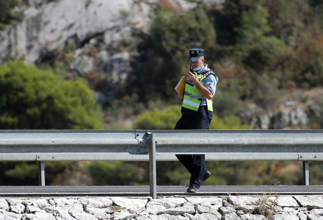 TEŠKA NESREĆA KOD SRIME: Autom sletio s ceste, vozilo potpuno smrskano