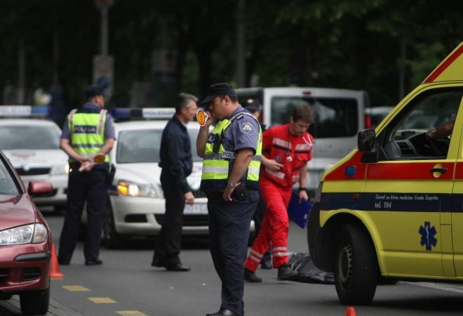 STRAŠNA NESREĆA U SVADBENOJ KOLONI! Vozio je mladića u gepeku koje su mu stršale van, a onda se auto zabio u njih!