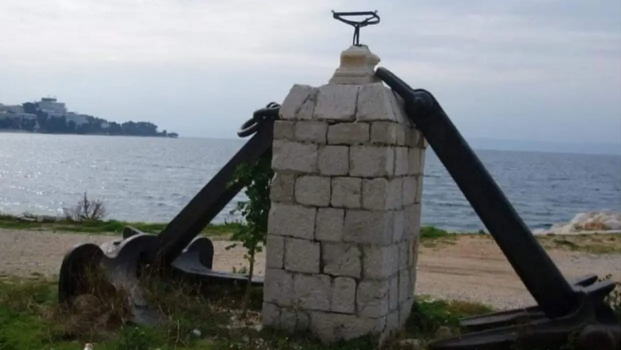Netko je u Podgori ukrao sidro teško čak 10 tona: 'To je ukras našeg mjesta, valjda će ih naći'