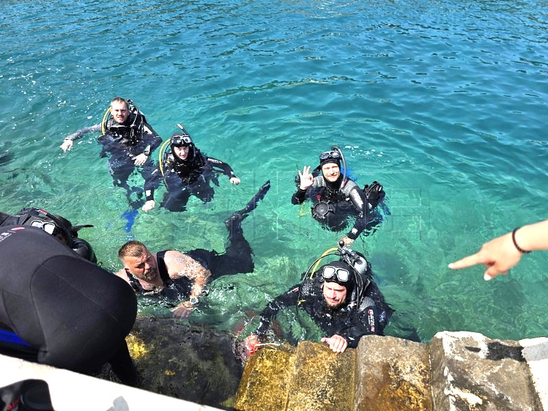 Hrvatski  ratni vojni invalidi Domovinskog rata i ukrajinski ratni veterani zajedno čistili podmorje u Povljima: Primjena hrvatskih iskustava u resocijalizaciji ratnika