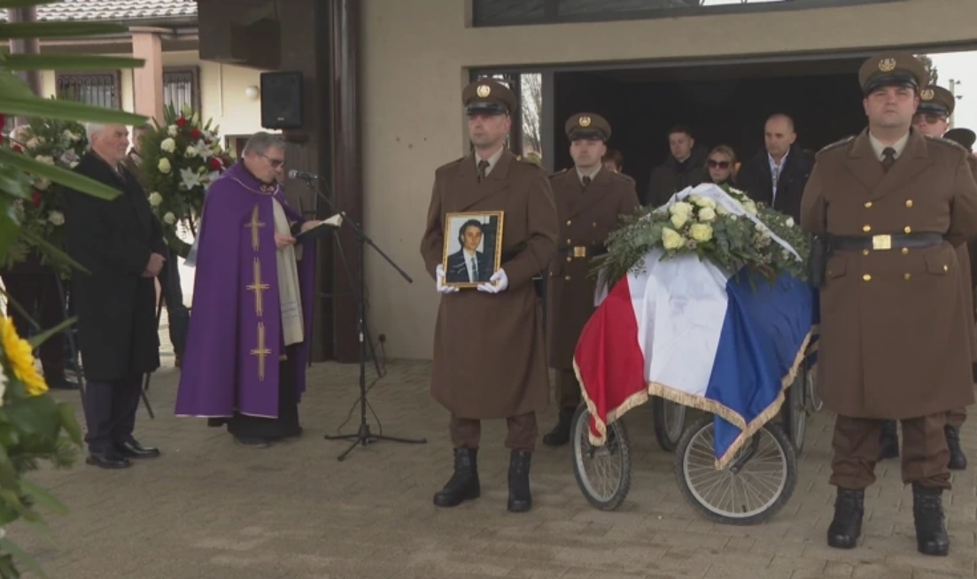 Tišina i dostojanstvo oproštaja: Vinkovci se oprostili od hrvatskog branitelja Ivana Senčića