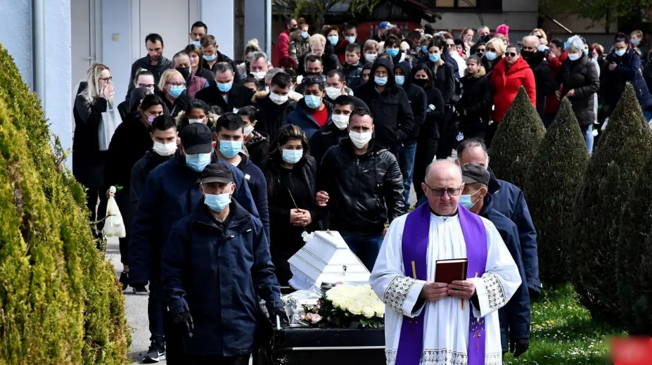 Tuga u Novoj Gradiški: Mnogo ljudi na pogrebu malene Nikoll