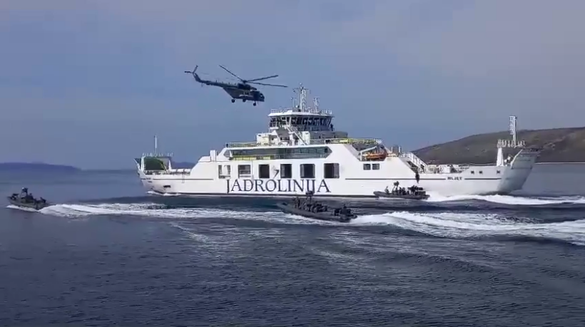 Specijalne snage izvele spektakularnu vježbu oslobađanja otetog trajekta u splitskom akvatoriju