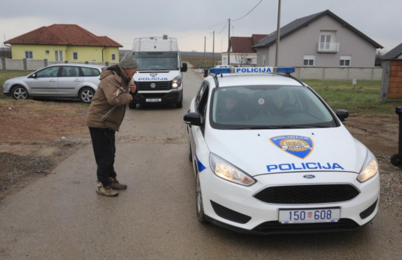 Isplivali detalji napada: Pijani muškarac pokušao ubiti ženu i policajca van službe