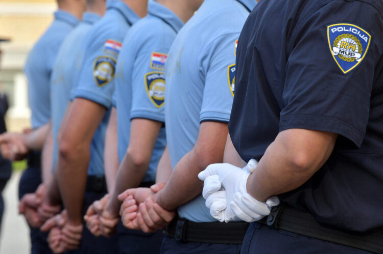 Doznajemo tko je policajac koji je specijalcima ukrao oružje pa pljačkao