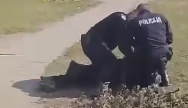 Objavljena snimka: Umirovljenici na koju je nasrnuo policajac slomljena tri rebra