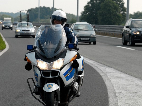 Užas u Slatniku: Na cesti pronađen mrtav muškarac!