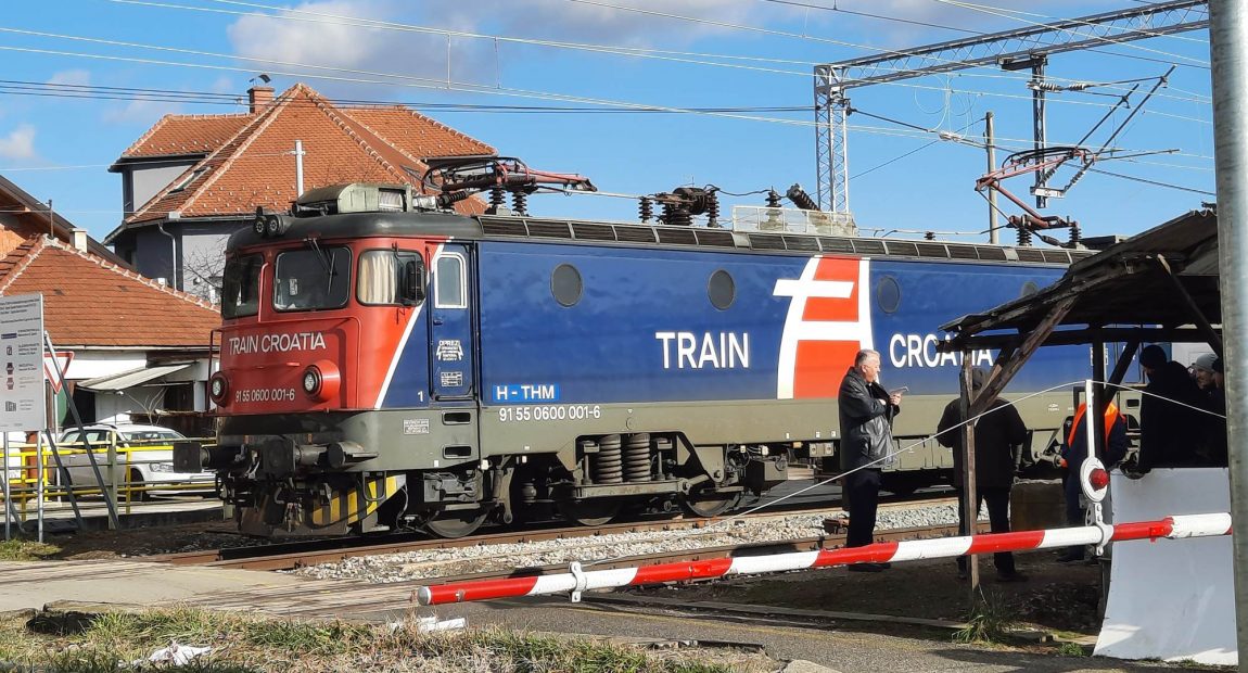 ŽENA STRADALA POD VLAKOM NA PRUŽNOM PRIJELAZU KUSTOŠIJA, navodno se bacila pod njega