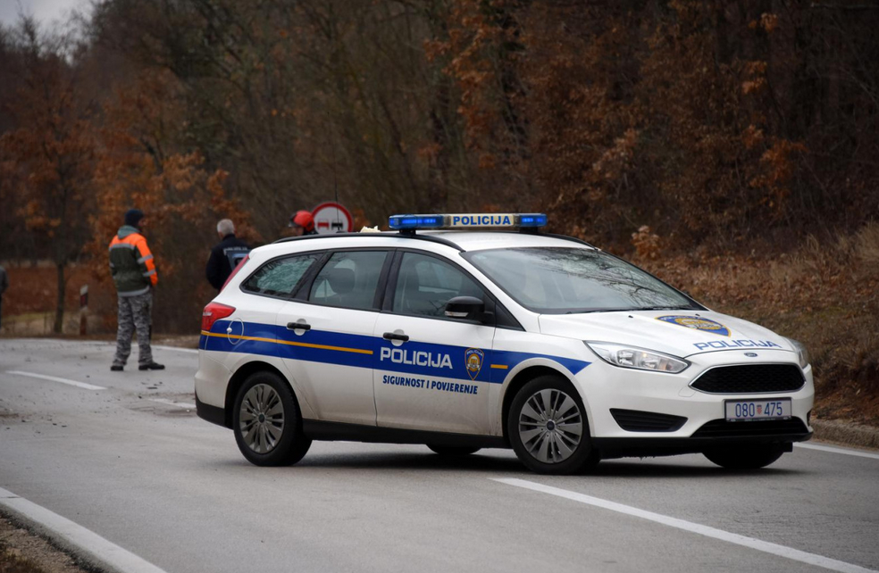 ‘MAD MAX’ (19) DIVLJAO ZA VOLANOM: Golfom odalamio policajca i bježao pred metcima! Mahnitanje zaustavilo nevino drvo