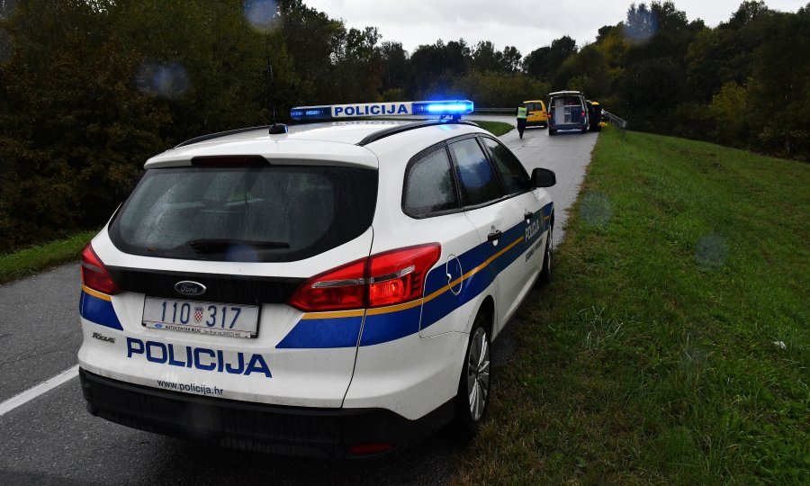 Policijski vježbenik pod utjecajem alkohola prijatelju pokazivao pištolj pa mu propucao noge, naknadno mu pronađena i 'papovka'