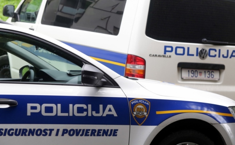 SPLIT: U privatnoj kući u Segetu Donjem pronađena droga, 11 pušaka i eksploziv