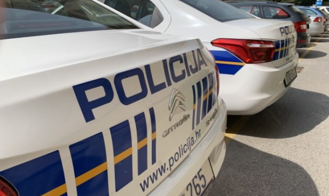 AUTOMOBIL SA ZAPOVJEDNIKOM HRVATSKE RATNE MORNARICE JURIO AUTOCESTOM VIŠE OD 200 NA SAT!