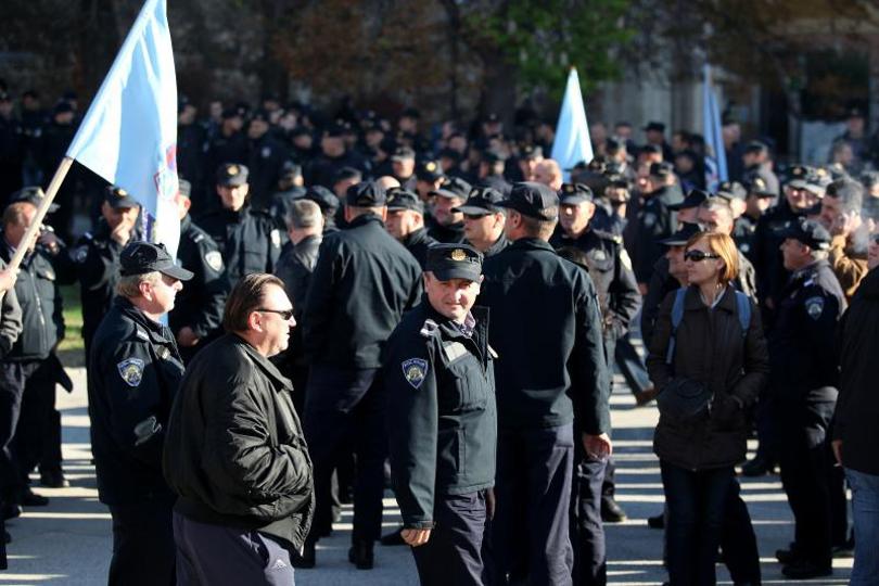 Policija uhitila skupinu koja je radila lažne putovnice i dokumente, među njima i dvojica policajaca koja su krali podatke iz MUP-a