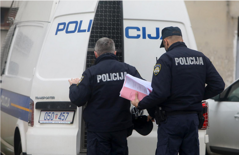 MAJKA IZ PAKLA ZAVRŠILA U ISTRAŽNOM ZATVORU! Na pod je bacila kćerkicu (2) i potom za sve pokušala okriviti supruga