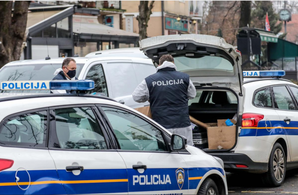 GOL I BOS, VEZANIH RUKU ISTRČAO NA CESTU U PULI! Turist dozivao pomoć, horor u hostelu: Uočila ga žena, pokrila ga plahtom i pozvala policiju