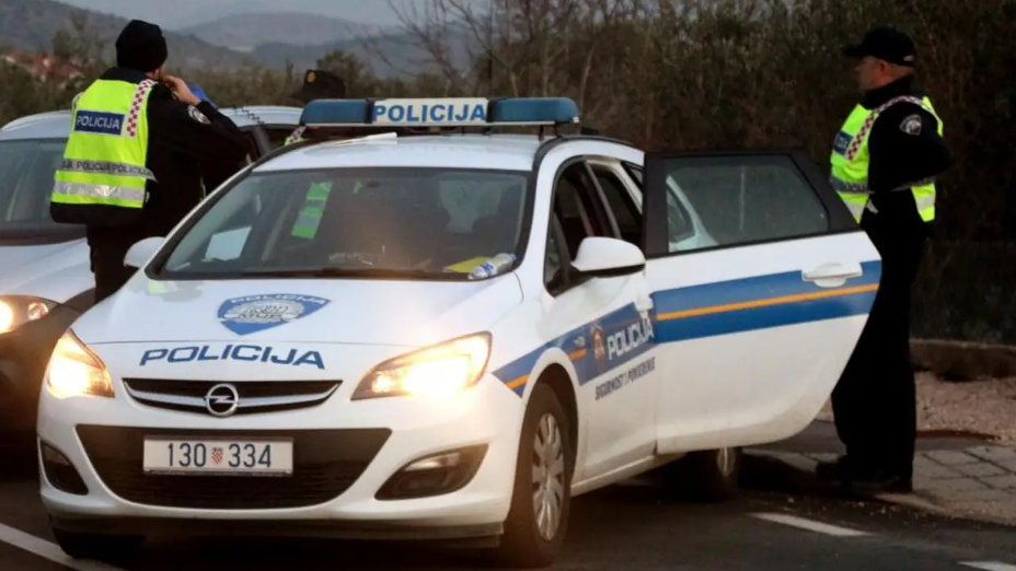 Krijumčar migranata pokušao pregaziti policajca u Istri, on ga upucao u noge, još dvoje uhitili