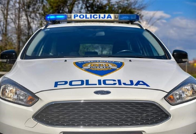 DETALJI STRAŠNE NESREĆE U KOJOJ SU TEŠKO OZLIJEĐENI POLICAJCI: Kamionom pretjecao kolonu, nakon naleta završili na kolniku