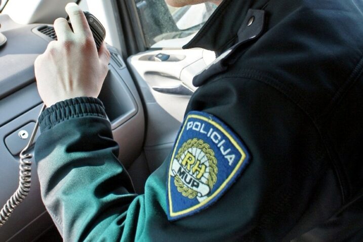 Oteo pištolj policajcu, uperio ga drugom u glavu, stiskao okidač. Pištolj nije opalio