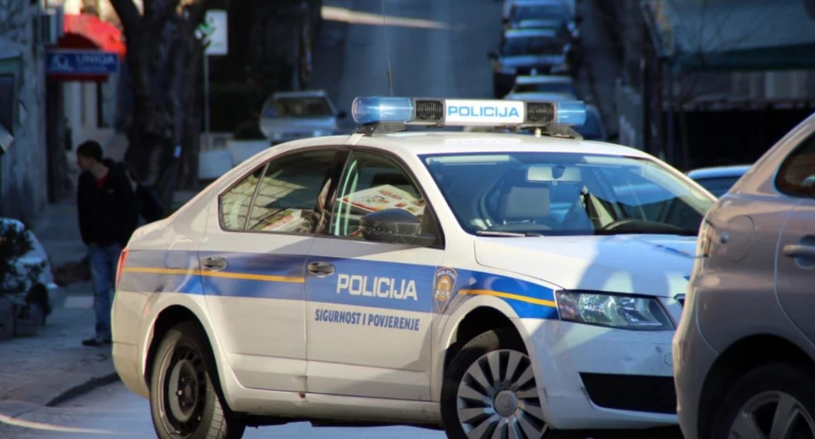 Luđak (67) zatočio curu (22): Snimao ju je, slikao, vezao lisicama za volan, prijetio…