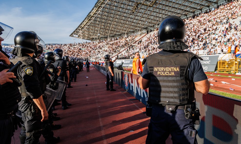 Navijački kaos u Splitu: Privedeno gotovo 200 osoba, ozlijeđen 21 policajac