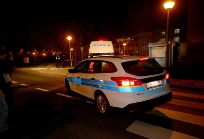 PRED ŠOKIRANIM ZAGREPČANIMA I PUTNICIMA: Policija prepriječila put tramvaju i uhitila maloljetnika!