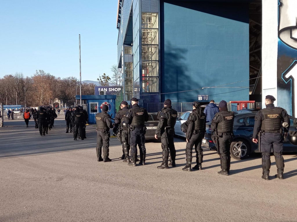 MAKSIMIR POD OPSADOM POLICIJE Navijači Hajduka počeli ulaziti na Maksimir, policije ima kao da zajedno dolaze papa i Joe Biden