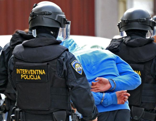 Pucanjem u gume policajci spriječili krijumčarenje ljudi