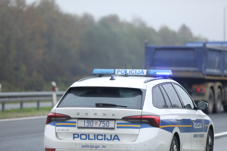 Četvorka uhvaćena u pokušaju krijumčarenja migranata kod Karlovca