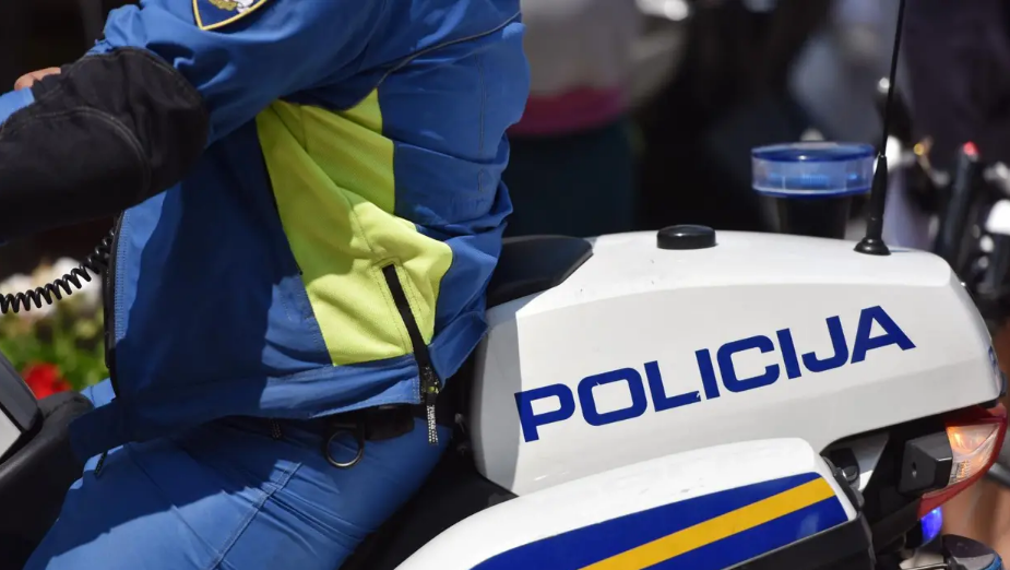 Četvorica mladića u Ivancu ukrali automobil i bježali policiji