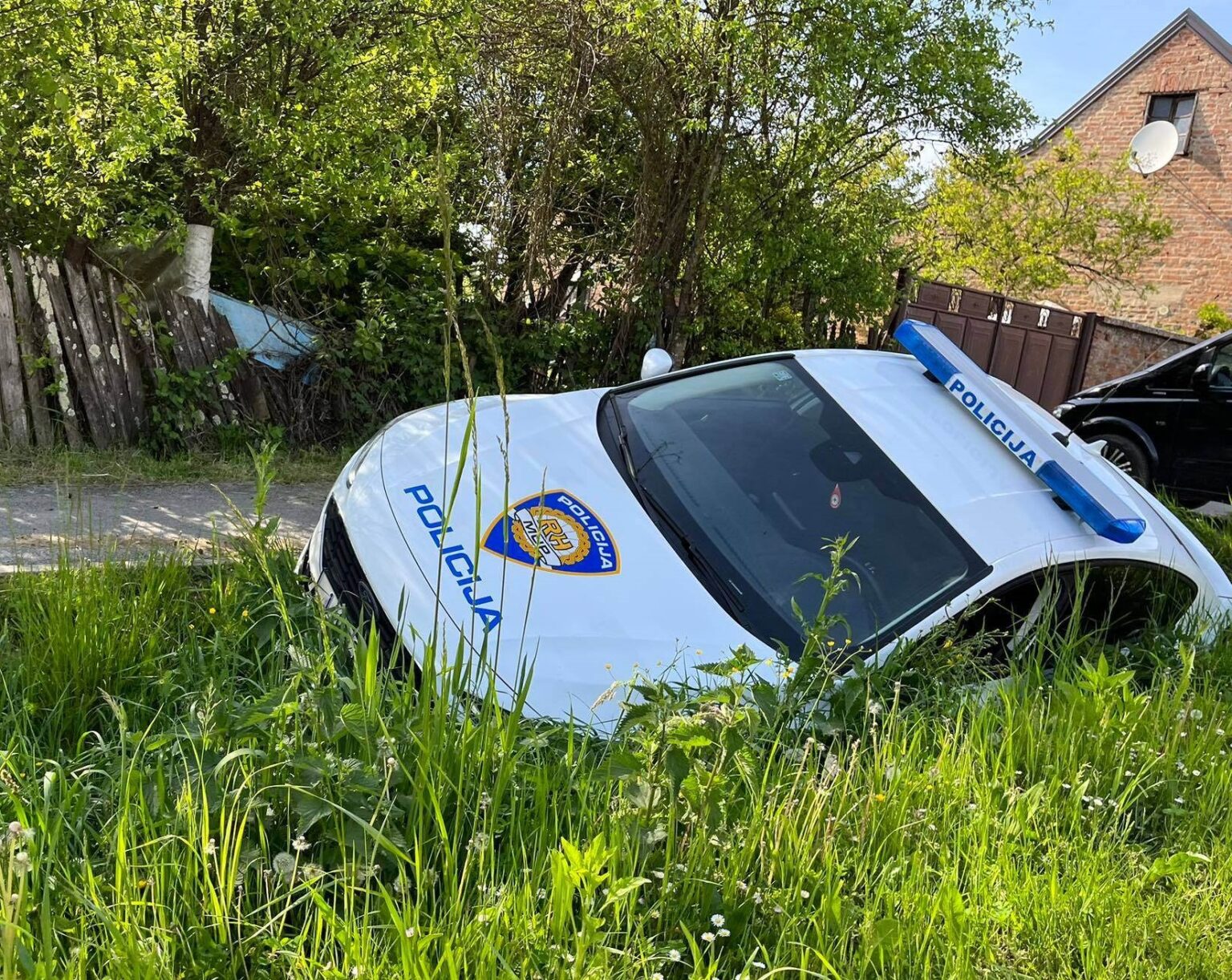 VEĆ DEVETI SLUČAJ U SAMO TRI MJESEC  Pijani policajac sletio s ceste. U nesreći lakše ozlijeđeno dijete