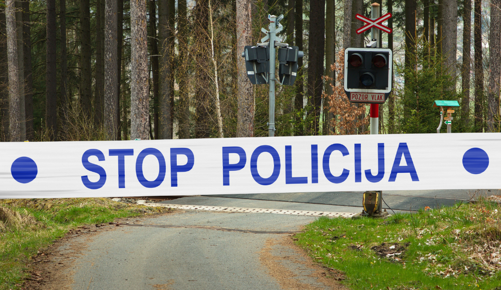 Teška nesreća na prijelazu pruge kod Plaškog: Lokomotiva udarila automobil, putnik teško ozlijeđen