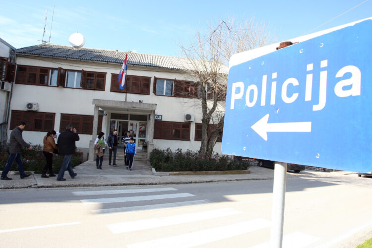 POLICAJCI UHITILI  POLICAJCE Krim policija upala u postaju granične policije Vrgorac i privela nekoliko policajaca