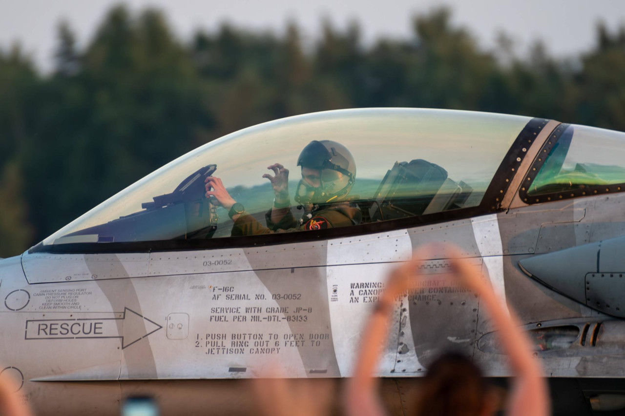 TRAGIČNI LET Poljska se oprašta od šefa elitne skupine koji je poginuo u strašnoj nesreći F-16