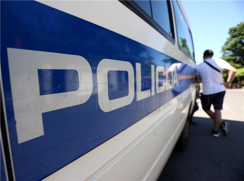 Predao se muškarac koji je u Gospiću izbo svoju suprugu i prijatelja pa potom pobjegao