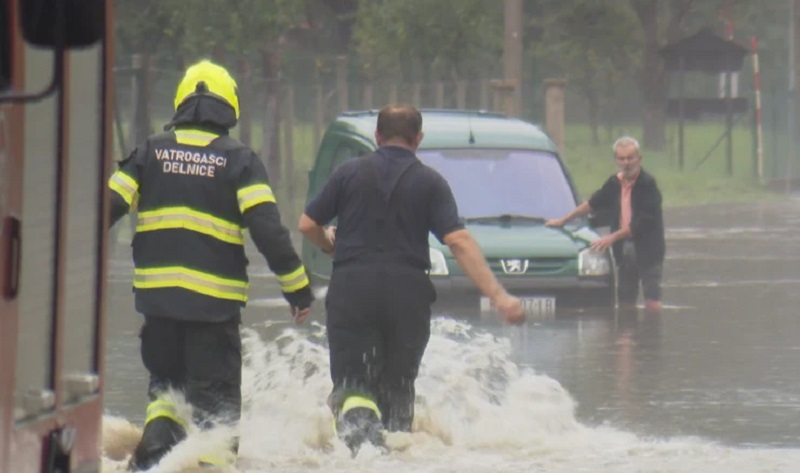 Sela odsječena, prometnice zatvorene, vodeni val ide prema Karlovcu