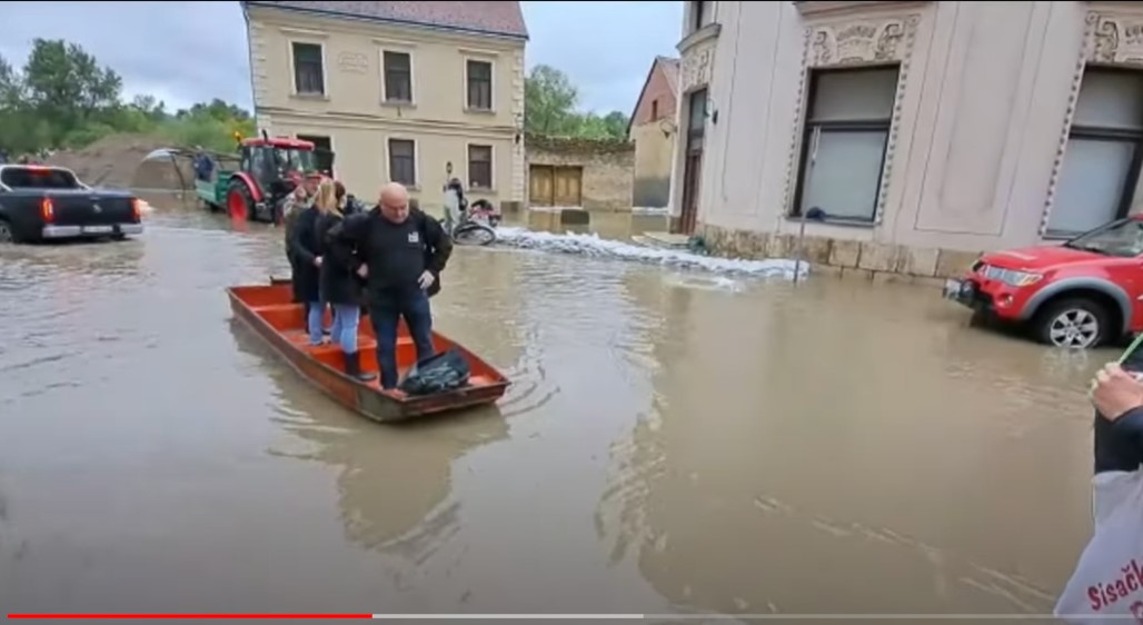 Dramatični prizori iz Kostajnice: Ljudi se prevoze u čamcima, Hotel Central opkoljen vodom
