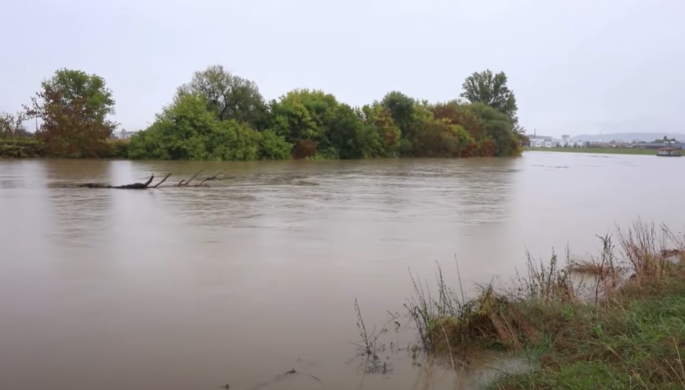 TRAJE ŽESTOKA BITKA S POPLAVAMA! Vrhunac vodnog vala u Karlovcu, vodostaji su rekordni: Nova opasnost prijeti kod Petrinje i Siska