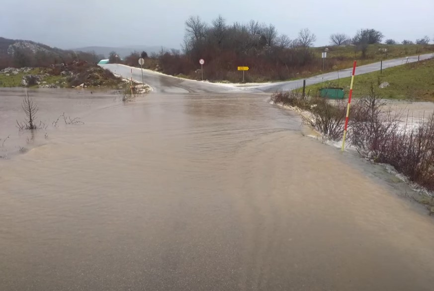 Obilne oborine stvaraju probleme: Kupa nezaustavljiva u selu Turke
