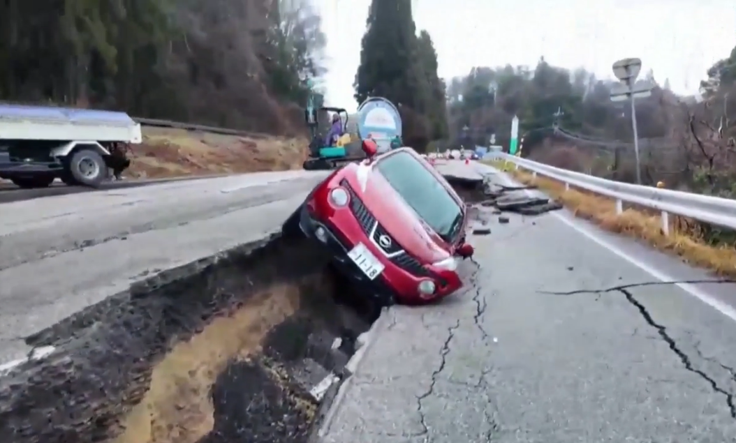 VIDEO Japan i dalje ne miruje. Tlo se trese, automobili propali kroz uništene ceste i asfalt