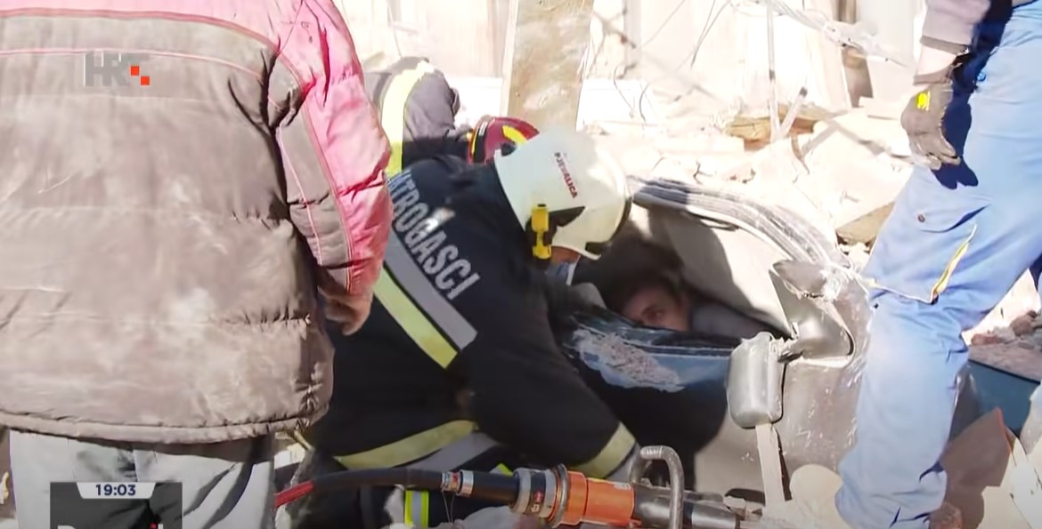 ‘VALJDA ĆE DRAGI BOG MALO POGLEDATI I NJIH!’ Točno dvije godine od razornog potresa, a kao da je bilo jučer: ‘Papirologija sve ubija’ (VIDEO)