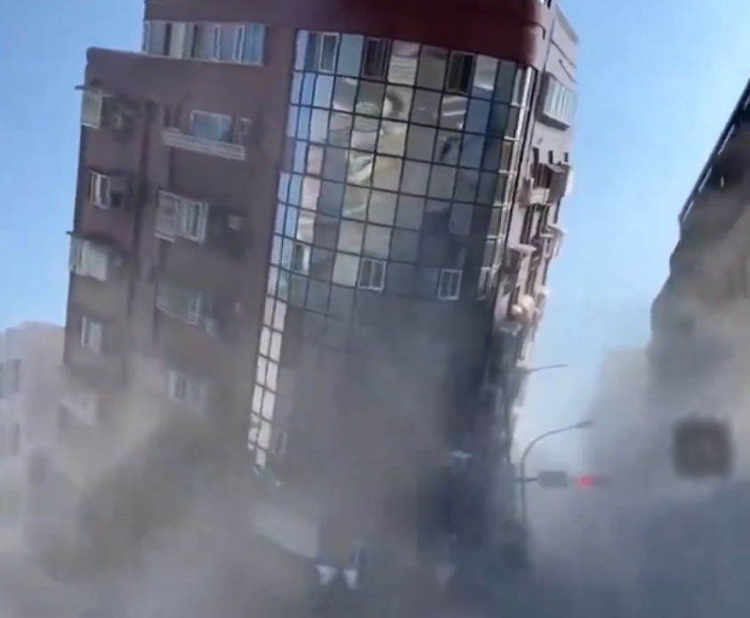 Razoran potres magnitude 7,2 pogodio Tajvan: Zgrade se ruše, ljudi su zarobljeni ispod njih