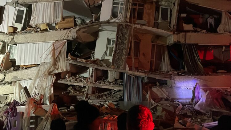 Razoran potres u Turskoj. Srušene zgrade, mnogo je mrtvih, traga se za nestalima