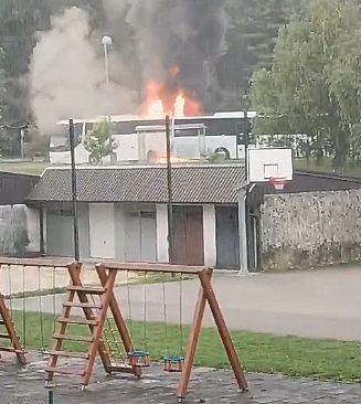 VIDEO Drama u Zagorju: Zapalio se autobus koji je djecu dovezao na izlet